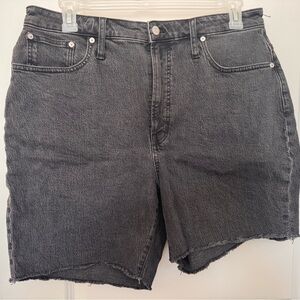 Madewell “The Curvy Perfect Vintage Jean” Black Denim Shorts (Jorts) - size 32